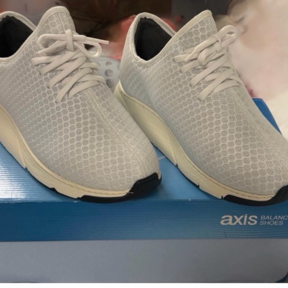 AXIS BALANCE STABILIZED WALKING 
LACE-UP SNEAKERS 
M 6.5
W 7.5 
White
NEW in Box